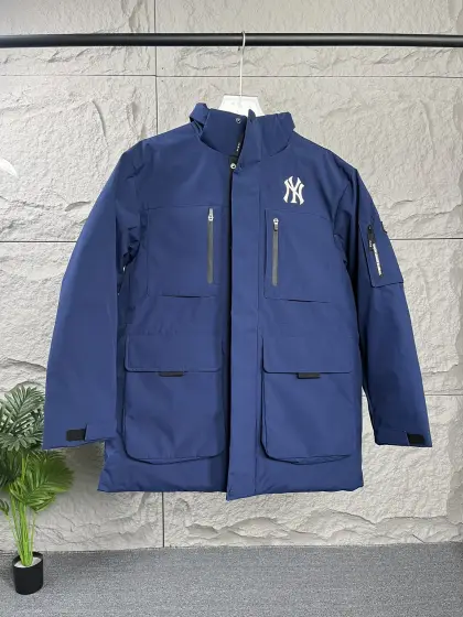 MLB洋基队二代大口袋工装毛领羽绒服 张凌赫同款 填充物国标80白鸭绒,貉子毛真毛毛领,超级保暖.韩国一众明星拿来当团服的,必定是最好的!这款羽绒服运用了双层防绒内胆设计,防风性能超强,冬天穿会非常保暖!白鸭绒填充,蓬松度高,零下二十几度穿着也没问题~立领连帽设计走在户外把领子拉到最高,双手插进口袋非常暖和了~ 多功能机能风,多口袋工装系列经典款.防风袖口设计,领口带防绒拼接绒布,上身保护脖子不冰凉,穿上去超级暖和!蓬松度手感极佳,非常厚实.拉链原版定制拉logo链头,胸前经典刺绣小logo.帽子帽子都可以单独拆卸.拉链原版定制拉logo链头,胸前经典刺绣小logo.商标➕吊牌➕水洗辅料 均按ZP一模一样 颜色:黑色 奶油白 藏青 碳灰